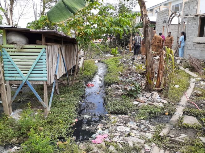 
 Air Limbah Genangi Halaman Rumah Warga, Pemerintah Kelurahan Wongkaditi Timur Temui Pihak RSUD Aloe Saboe.