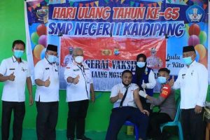 Wakil Bupati Tinjau Vaksinasi Tahap Awal Untuk Pelajar di SMPN 1 Kaidipang