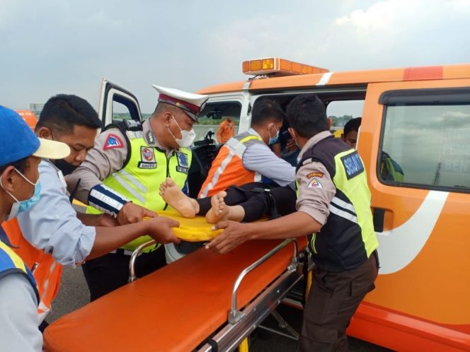 
 Viral Foto Evakuasi Vanessa Angel Pasca Kecelakaan Beredar di Medsos