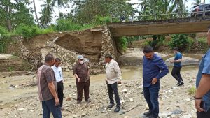 Tim Reses Dapil Kabupaten Gotontalo B Tinjau Jembatan Yang Hampir Putus