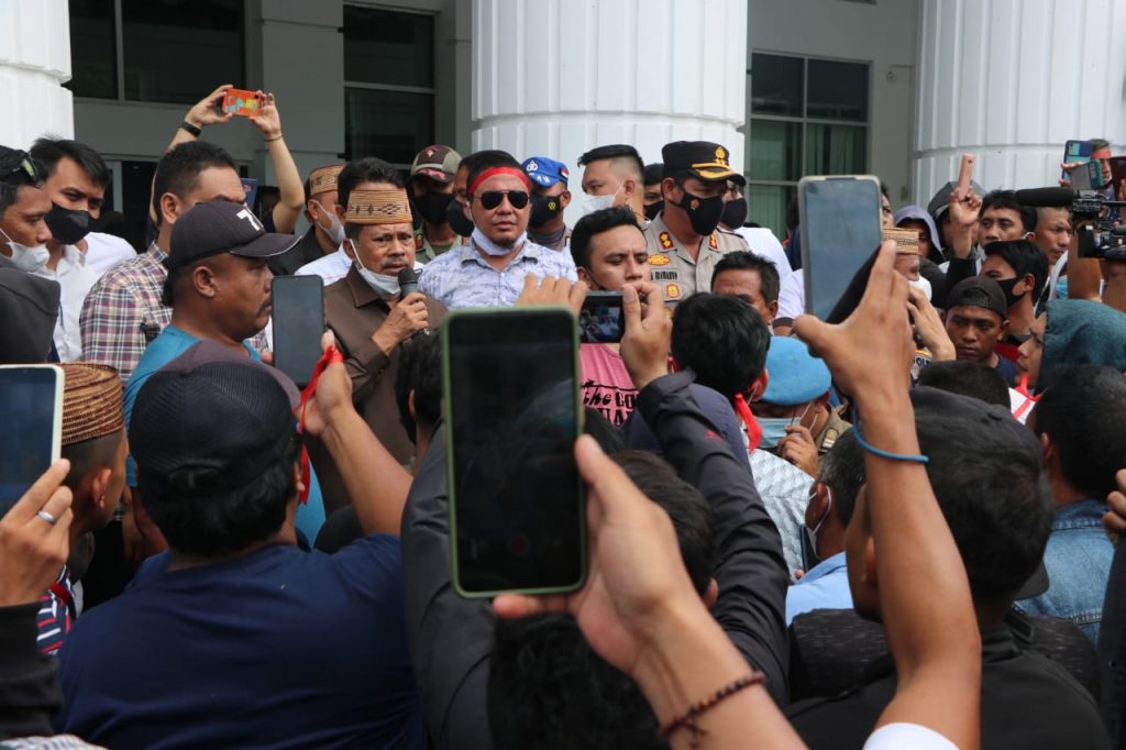 Paris Jusuf Terima Ratusan Massa Aksi Penambang Suwawa