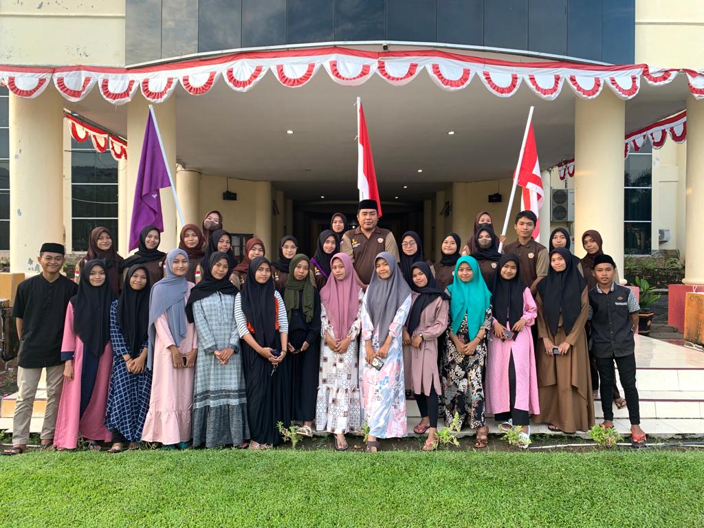 Gudep Pramuka SMKN 1 Kaidipang Bagikan 400 Takjil Gratis