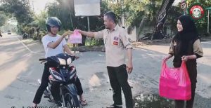Gudep Pramuka SMKN 1 Kaidipang Bagikan 400 Takjil Gratis
