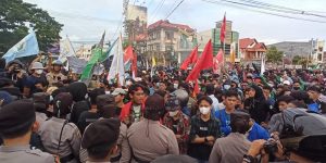 Ratusan Massa Aksi Gelar Unjuk Rasa di Bundaran Gorontalo