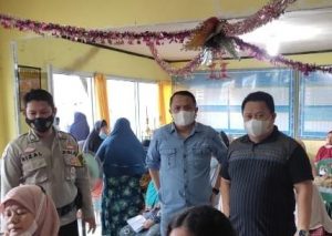 Camat Kota Selatan Tinjau penyaluran BLT Minyak Goreng.