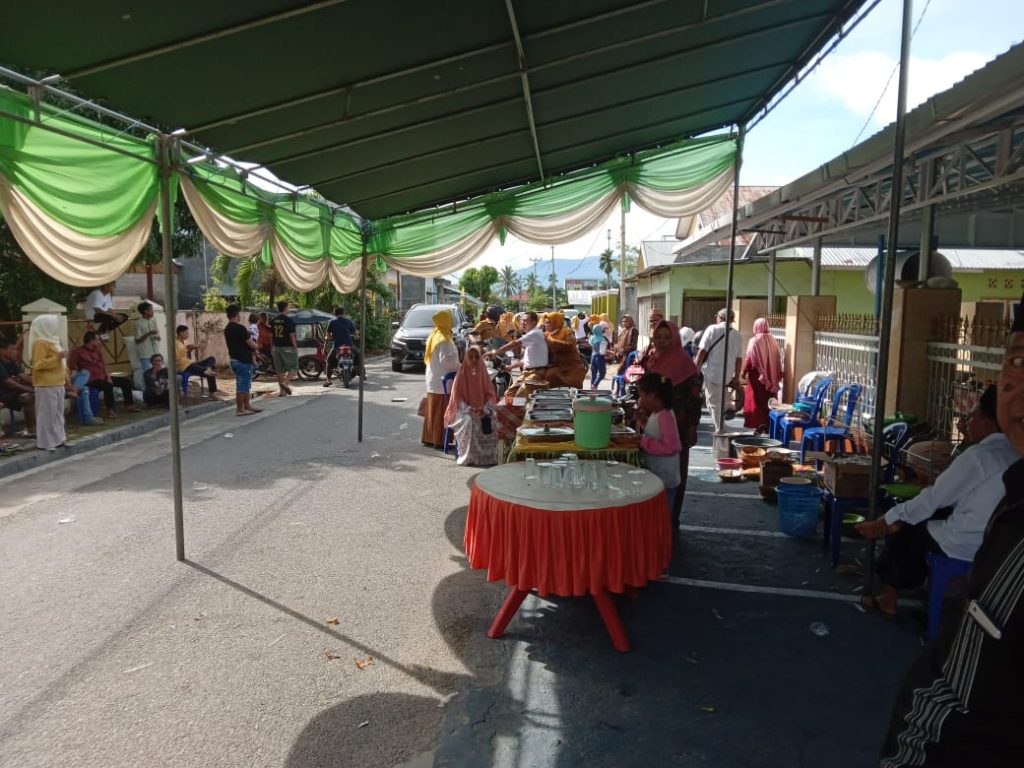 Jama’ah Masjid Al-Yakin  Gelar Lebaran Ketupat