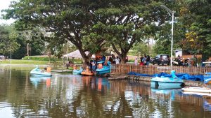 Sepeda Air Jadi Daya Tarik Baru Danau Perintis