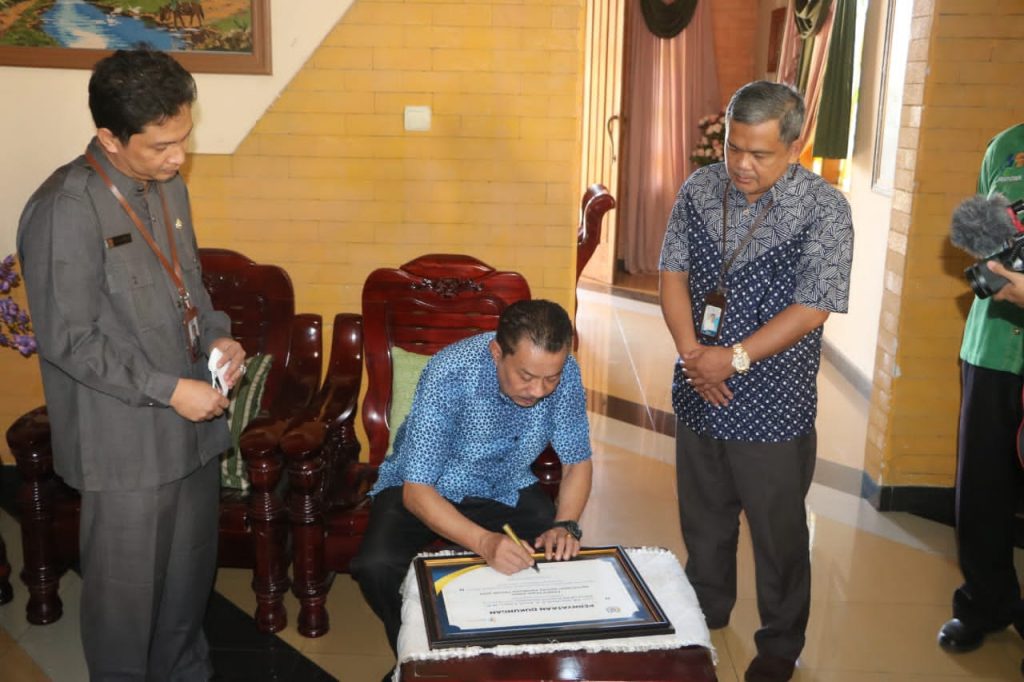 WINNET.ID - Ketua Dewan Perwakilan Rakyat Daerah (DPRD) Provinsi Gorontalo, Paris Jusuf, meminta kepada masyarakat Gorontalo untuk memberikan data pribadi yang akurat ke Badan Pusat Statistik (BPS) guna untuk penyaluran bantuan agar tepat sasaran. Senin (17/10/2022). Hal tersebut diungkapkan oleh Paris Jusuf usai mengikuti Registrasi Sosial Ekonomi (Regsosek) yang diadakan oleh BPS Provinsi Gorontalo di Desa Pantungo, Kecamatan Telaga, Kabupaten Gorontalo. Karena, menurut Paris, pemberian data pribadi yang akurat sangatlah penting dalam mendata angka kemiskinan yang ada di Provinsi Gorontalo. "Masalah data ini, adalah yang sering kami bahas di DPRD karena banyak data yang tidak akurat. Sehingga, kami menyimpulkan ada manipulasi data," ucap Paris Jusuf. Sehingganya kata Paris, dengan dilakukannya Registrasi Sosial Ekonomi oleh BPS tersebut, dapat mengumpulkan data yang valid maupun akurat. "Dengan melakukan Registrasi Sosial Ekonomi di tataran desa, Paris Jusuf meminta kepada kepala desa maupun masyarakat untuk berkata jujur dalam memberikan data pribadi ke BPS sehingga penyaluran bantuan akan tepat sasaran," tegasnya. Tidak lupa, Paris Jusuf juga mengatakan bahwa dirinya sangat mengapresiasi kerja dari BPS dalam melakukan Registrasi Sosial Ekonomi tersebut.