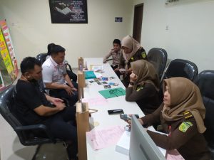 Kejari Gorontalo Terima Pelimpahan Tersangka Penggelapan Dana Pada Perusahaan UD. Tiga Sejati