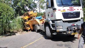 Macet Total, Truk Gandeng Tergelincir di Tikungan Menanjak di Desa Pontolo Gorut