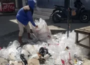 DLH Kota Gorontalo Bereskan Sampah di Pasar Senggol