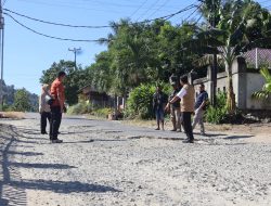 Dari Keluhan Warga ke Aksi Nyata: Manaf Abidin Hamzah Siap Perbaiki Jalan Rusak Isimu Raya Pakai Dana Pribadi